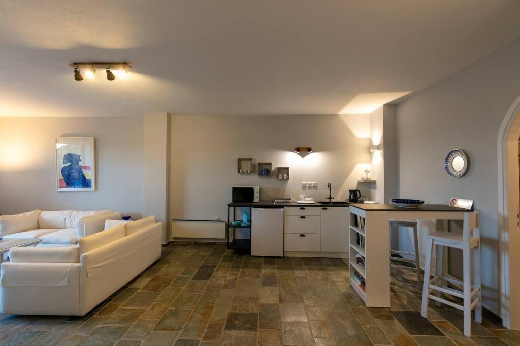 Retreat Villa By The Sea With Pool In פורטו הלי מראה חיצוני תמונה
